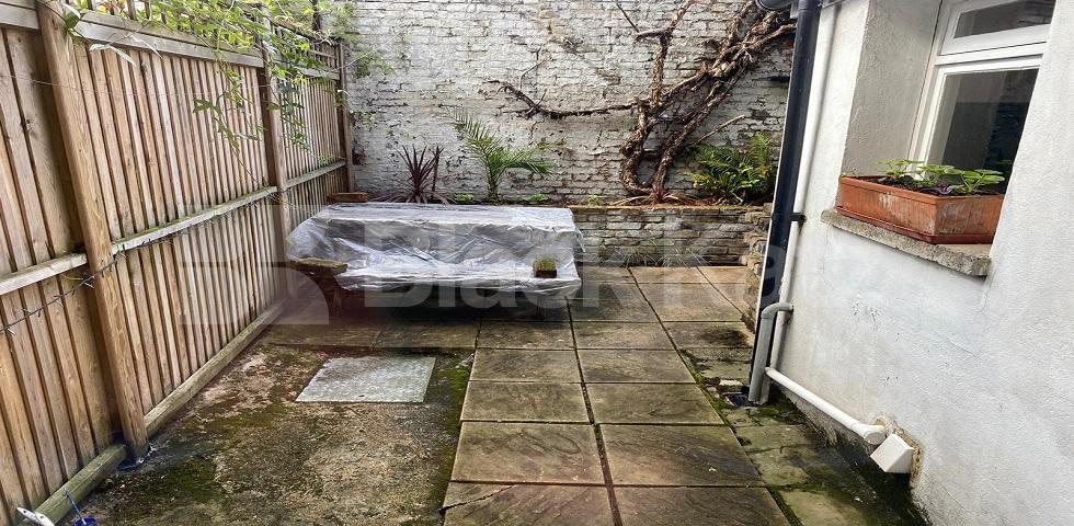 			LET , 3 Bedroom, 1 bath, 1 reception Terraced House			 Henshaw Street, Elephant and Castle